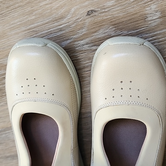 DREW WOMEN'S Cream Mary Jane Shoes